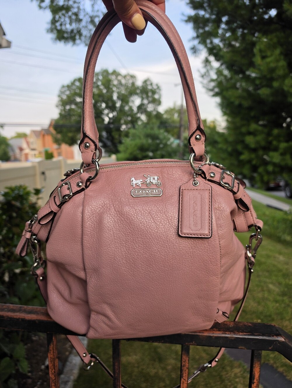 Coach Madison Lindsey satchel made of leather with brass hardware.EUC Soft Pink